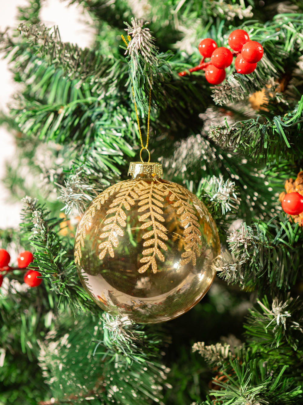 GOLD ROUND LEAF ORNAMENT 3.9IN