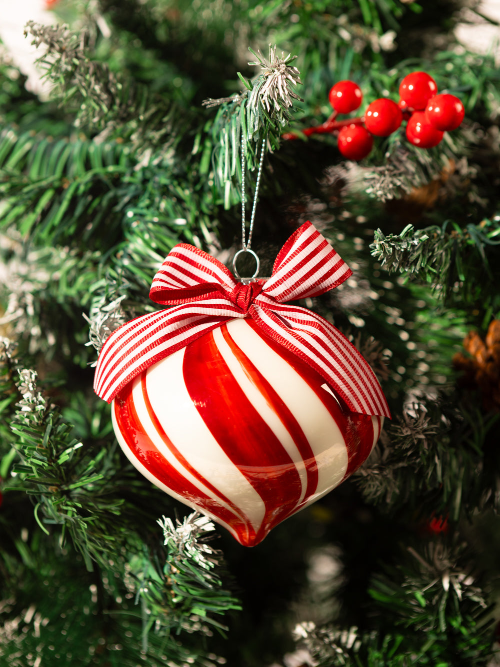 RED AND WHITE ORNAMENT 3.9IN