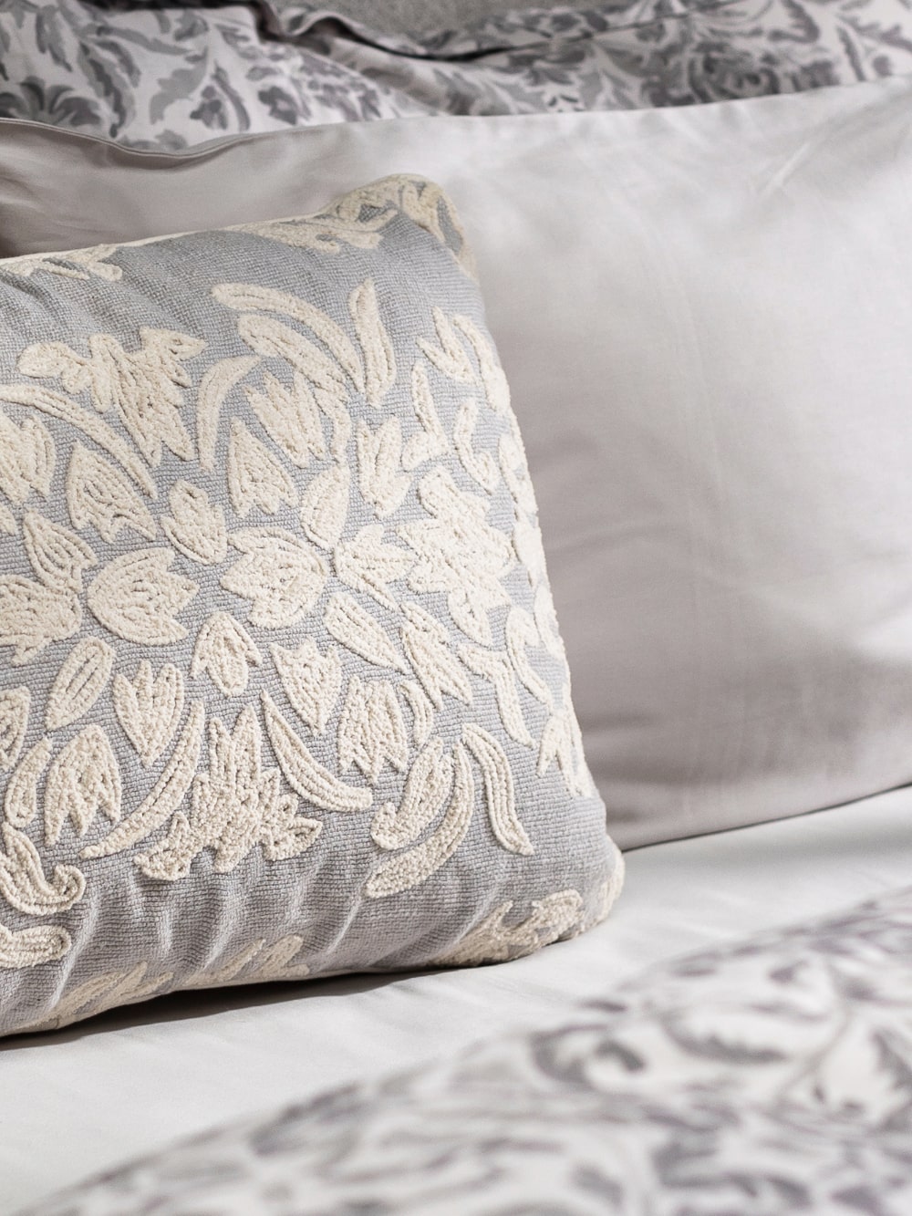 CUSHION SARI 16X24in